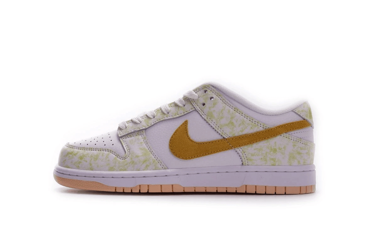 Men's SB Dunk Low Yellow Strike Shoes