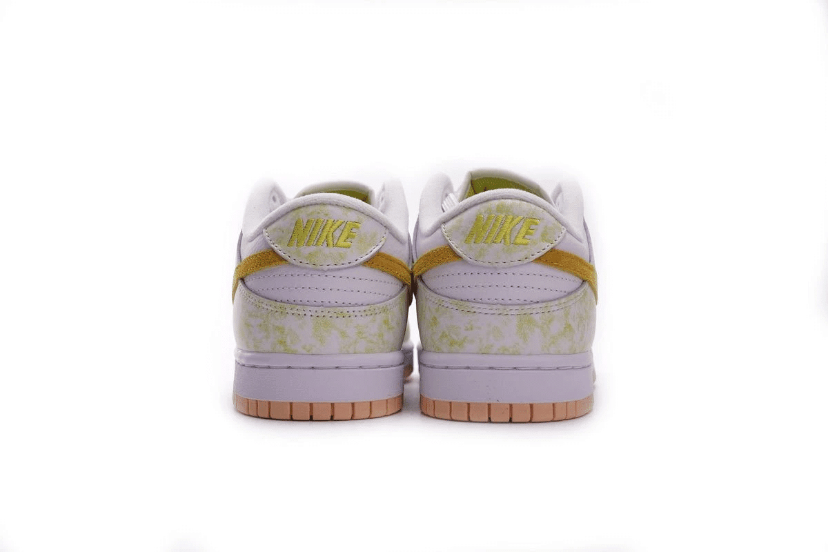 Men's SB Dunk Low Yellow Strike Shoes